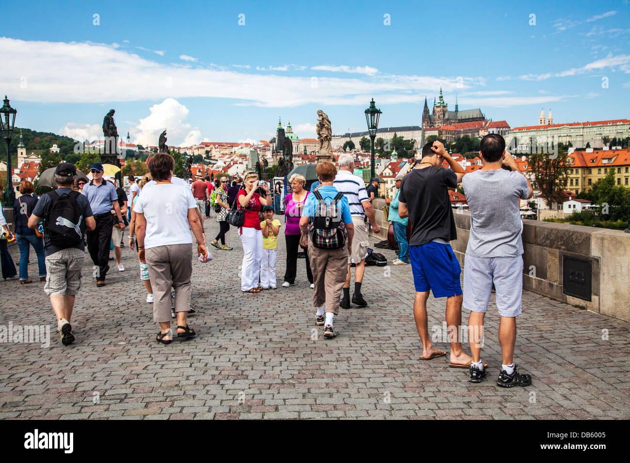 Eine Menge von Touristen auf der Karlsbrücke in Prag. Stockfoto