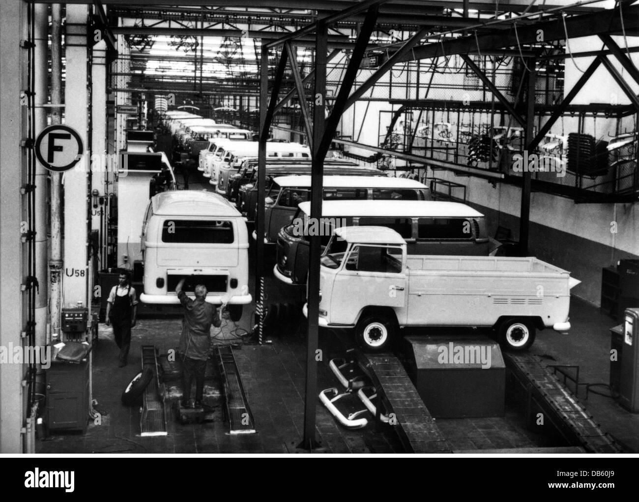 Industrie, Autos, Volkswagen Werke in Hannover, Westdeutschland, Innenansicht, Montagehalle für VW-Transporter, 70er Jahre, Zusatzrechte-Abfertigung-nicht vorhanden Stockfoto