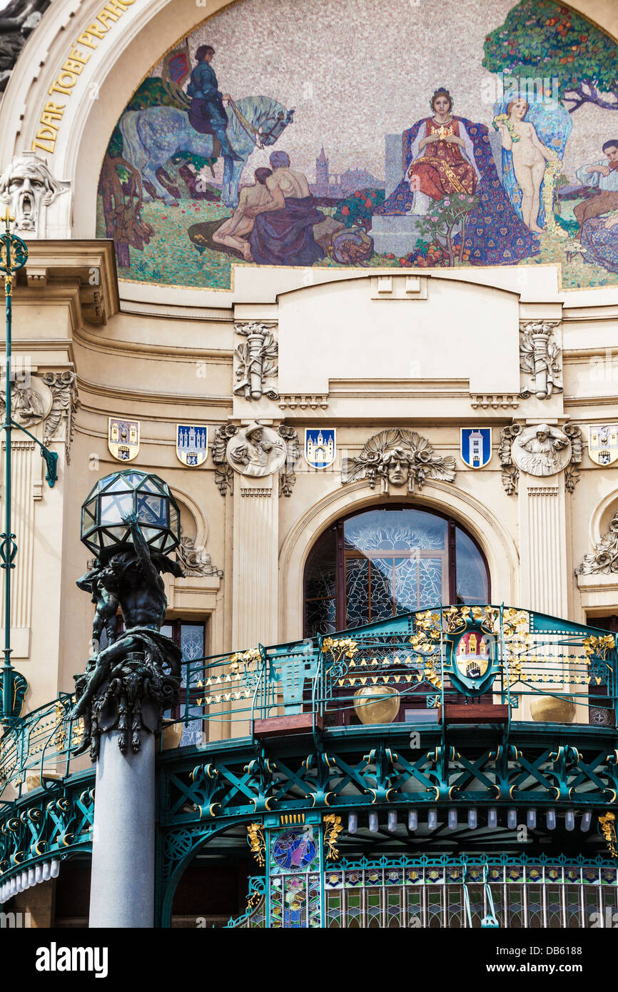 Die Art-deco-Eingang des Municiple House (Obecní Dům) in Prag mit dem Mosaik genannt Hommage an Prag von Karel Špillar. Stockfoto
