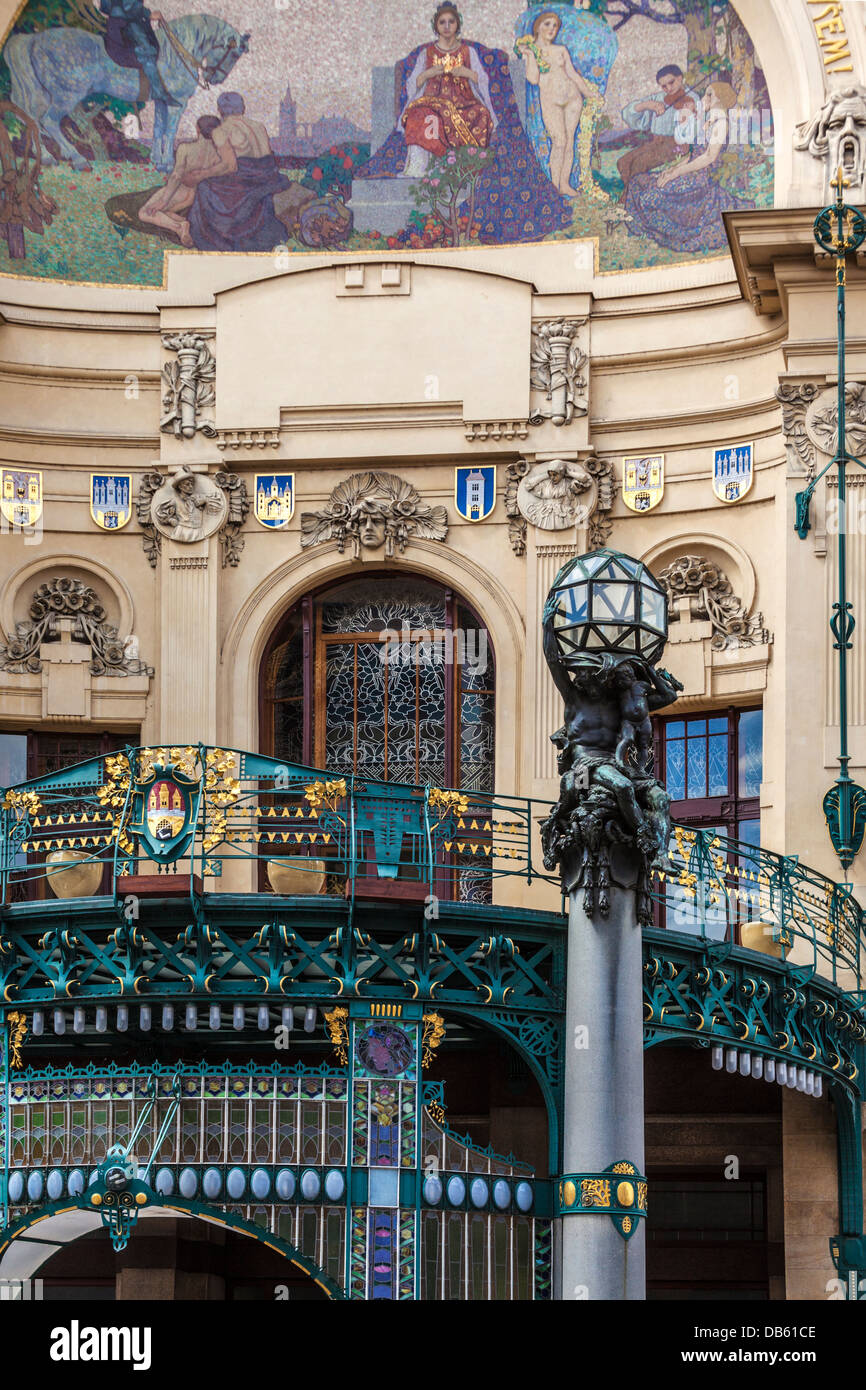 Die Art-deco-Eingang des Municiple House (Obecní Dům) in Prag mit dem Mosaik genannt Hommage an Prag von Karel Špillar. Stockfoto