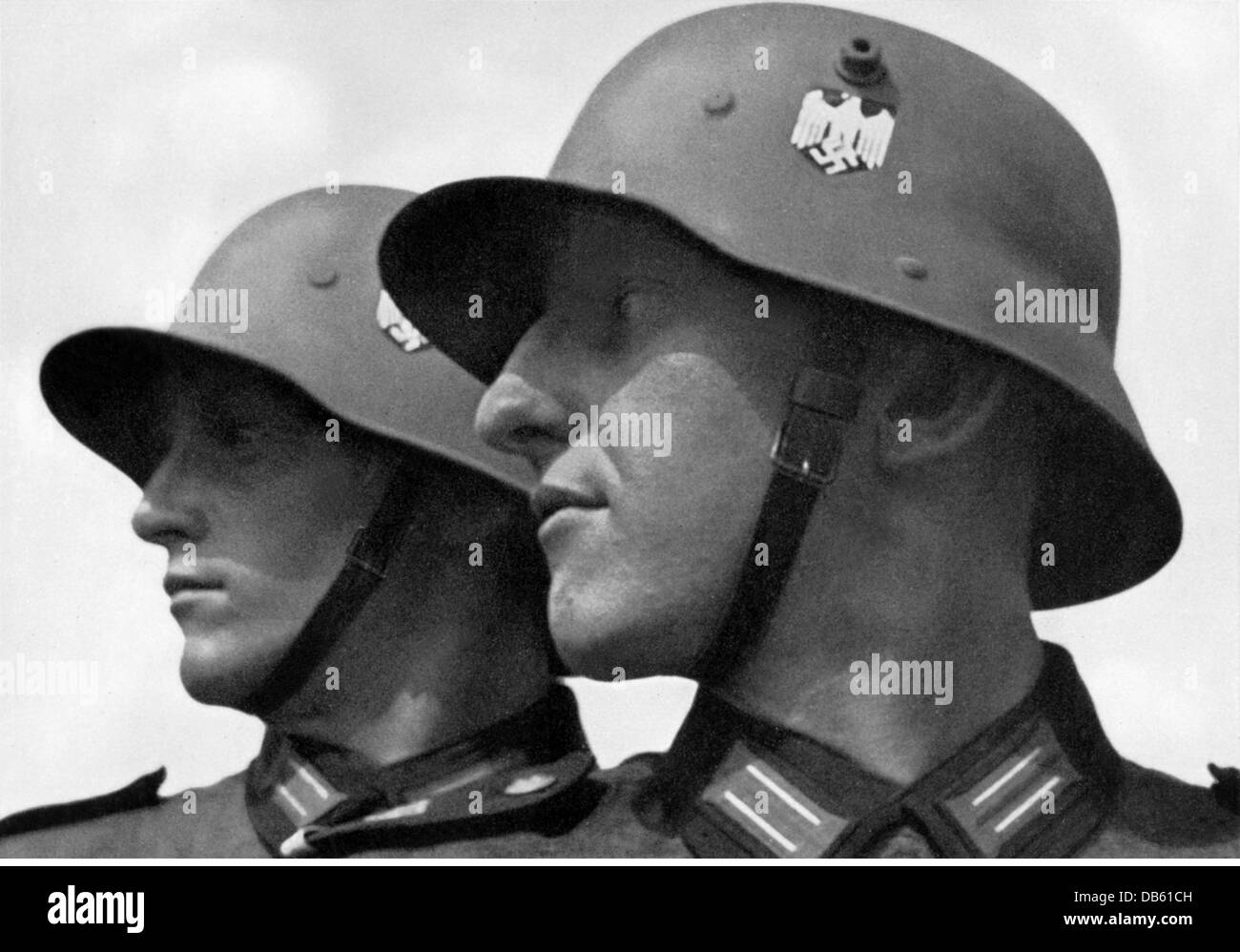 Nationalsozialismus, Militär, Armee, zwei Soldaten mit Stahlhelm Modell M18, 1936, Nazi-Deutschland, Drittes Reich, Propaganda, Wehrmacht, 1918, nationales Emblem, Hakenkreuz, Kinnriemen, 1930er, 30er, 30er, 20. Jahrhundert, historisch, historisch, Menschen, Zusatzrechte-Clearences-nicht vorhanden Stockfoto