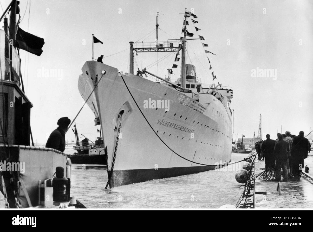 Transport / Transport, Schifffahrt, Passagierschiffe, DDR-Personenschiff 'Voelkerfreundschaft' (ex 'Stockholm'), gestartet 1946, im Hafen Rostock, Januar 1960, Zusatzrechte-Abfertigung-nicht verfügbar Stockfoto