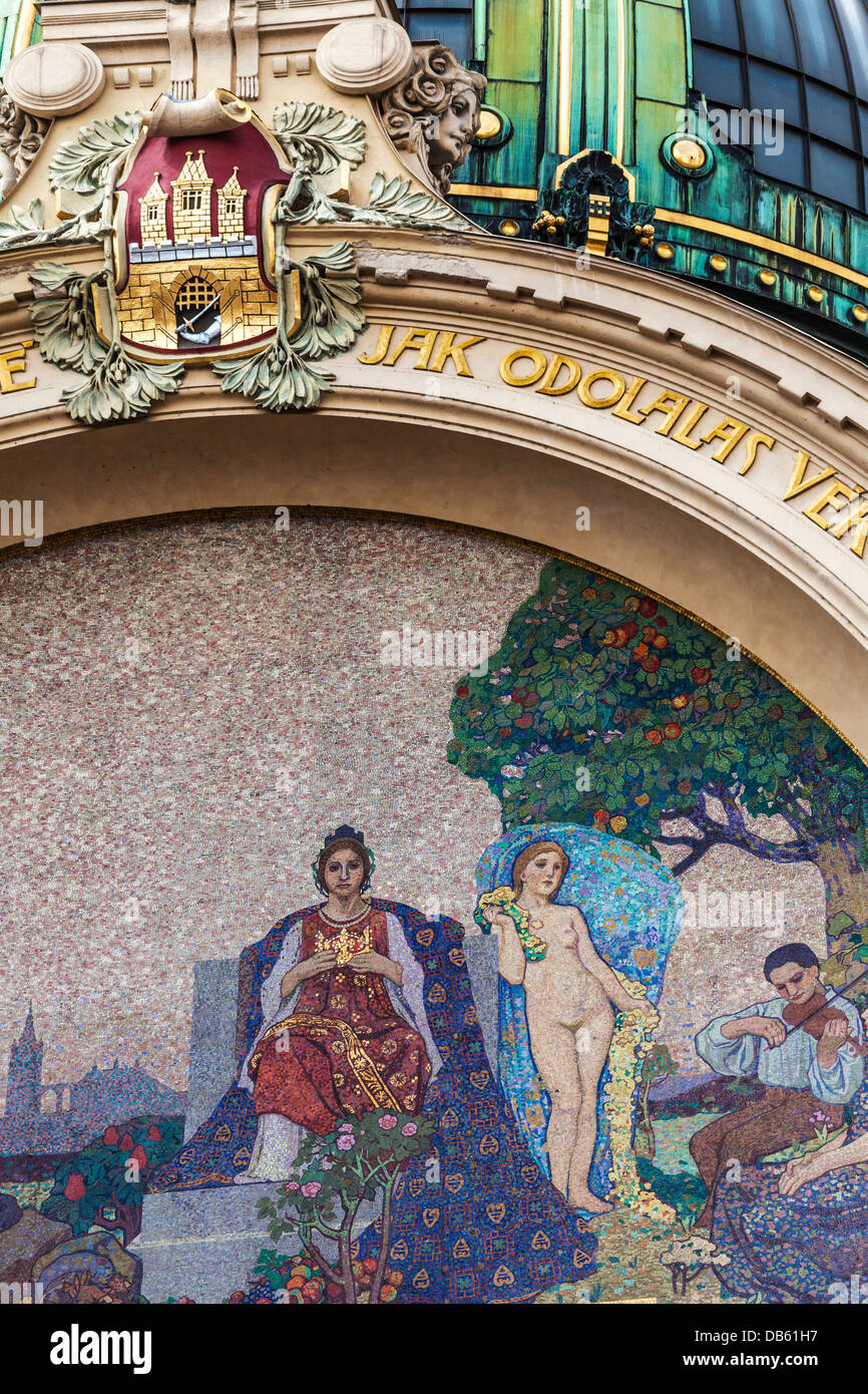 Detail des Art-deco-Eingang des Municiple House (Obecní Dům) in Prag. Teil des Mosaiks genannt Hommage an Prag von Karel Špillar. Stockfoto