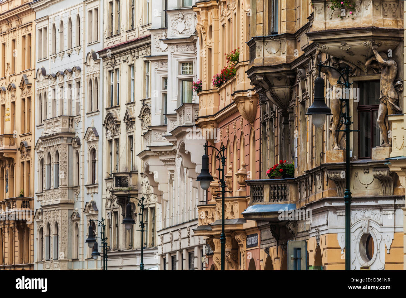 Reich verzierte Fassaden zeigen verschiedene Baustile in Siroka Straße, im Jozefov Bezirk von Prag. Stockfoto