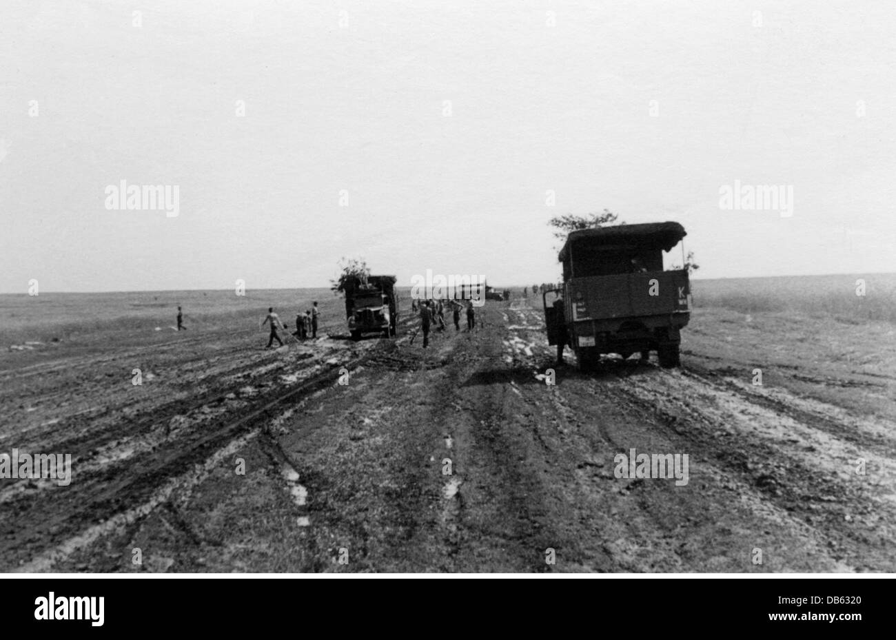 Ereignisse, 2. Weltkrieg, Sowjetunion, Mitglieder des Reichsarbeitsdienstes (Abteilung K. 1/130), Einsatz an der Ostfront, Landstraße in der Ukraine, Sommer 1941, Zusatzrechte-Clearences-nicht verfügbar Stockfoto