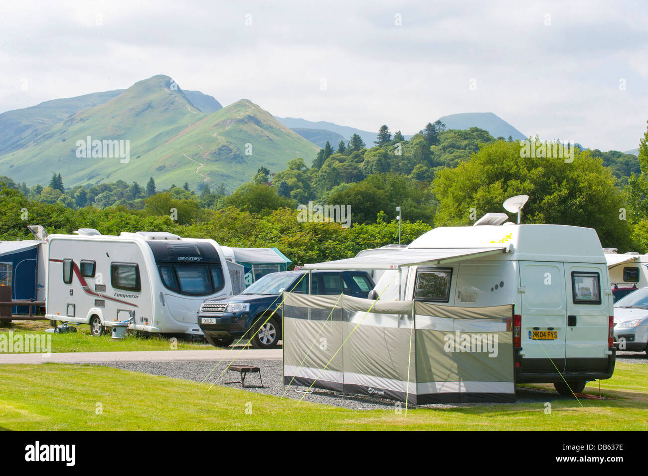 Touring Wohnwagen, Camper und Wohnmobile auf einem Campingplatz am Ufer des Derwentwater im Lake District. Stockfoto