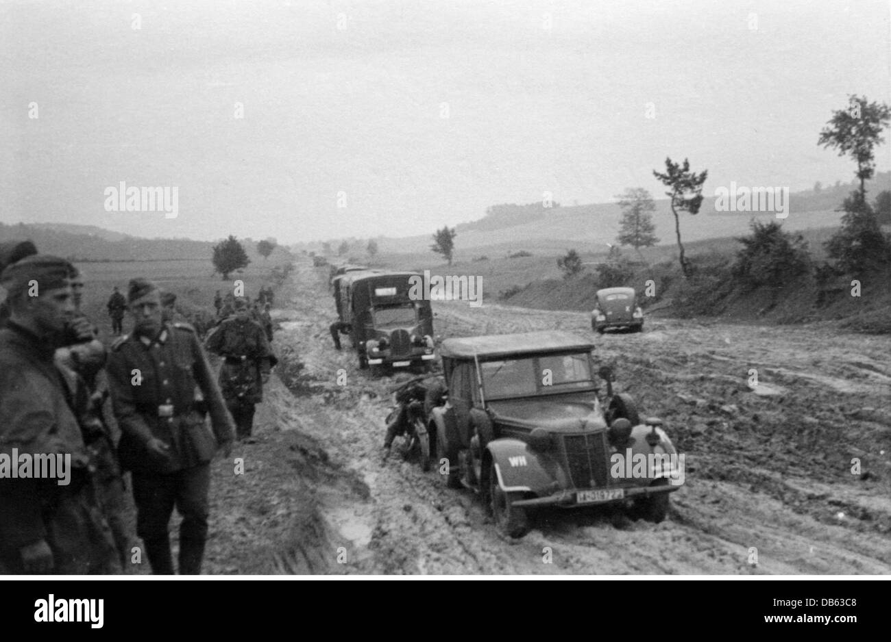 Ereignisse, 2. Weltkrieg, Sowjetunion, Konvoi eines Reichsarbeitsdienstes (Abteilung KV 1/130), im Einsatz an der Ostfront, auf einer schlammigen Landstraße in der Ukraine, 1941, Zusatzrechte-Clearences-nicht vorhanden Stockfoto