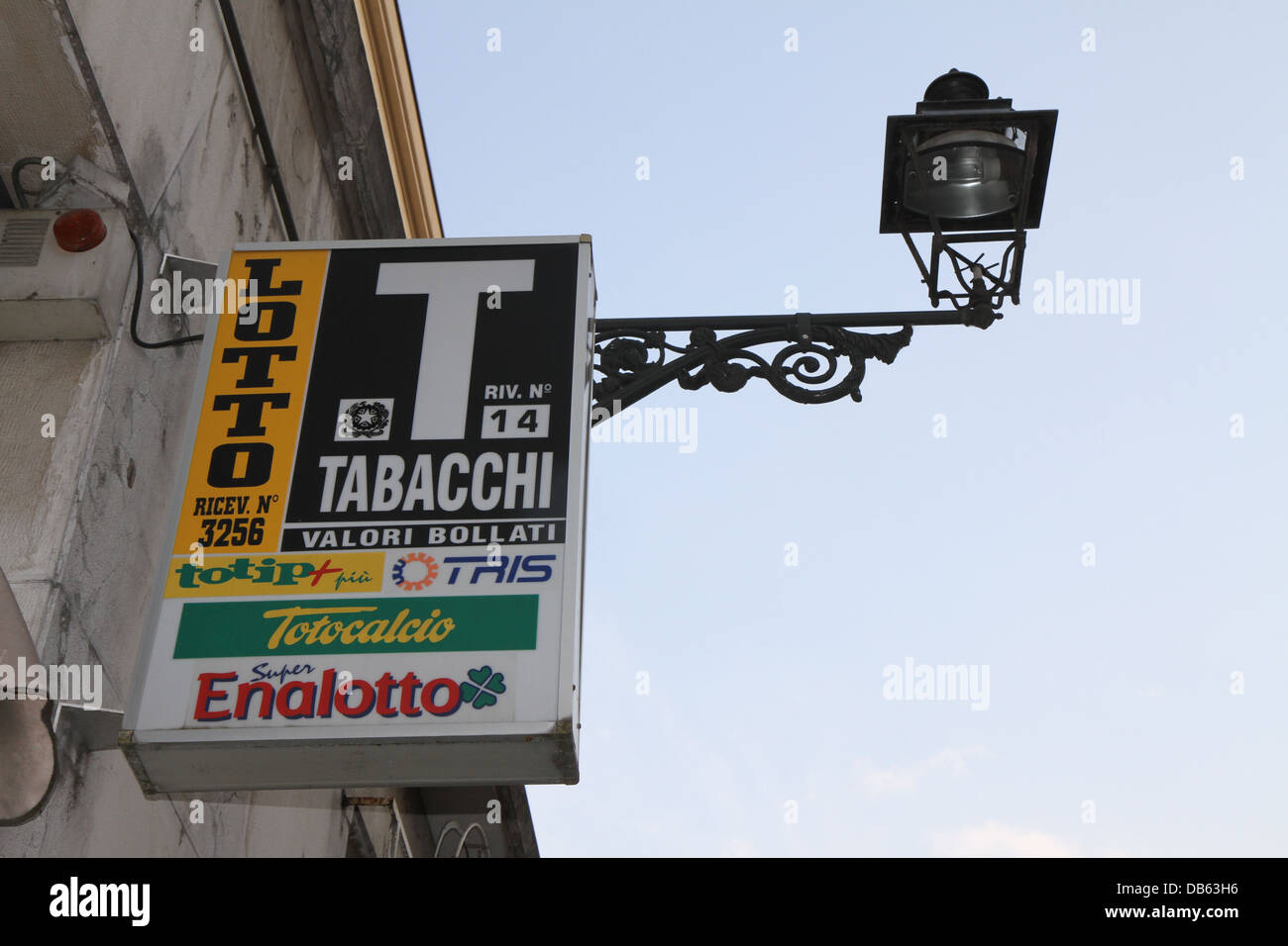 Ein typischen Zeichen bei einem Tabaccheria, Tabakladen in Parma, Italien, verkauft Lottoscheine, Rauchen, Briefmarken usw.. Stockfoto