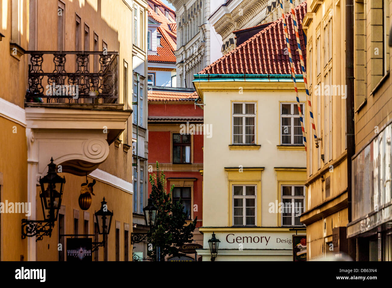 Nahaufnahme von Gebäuden zeigen verschiedene Baustile in der Altstadt von Prag. Stockfoto