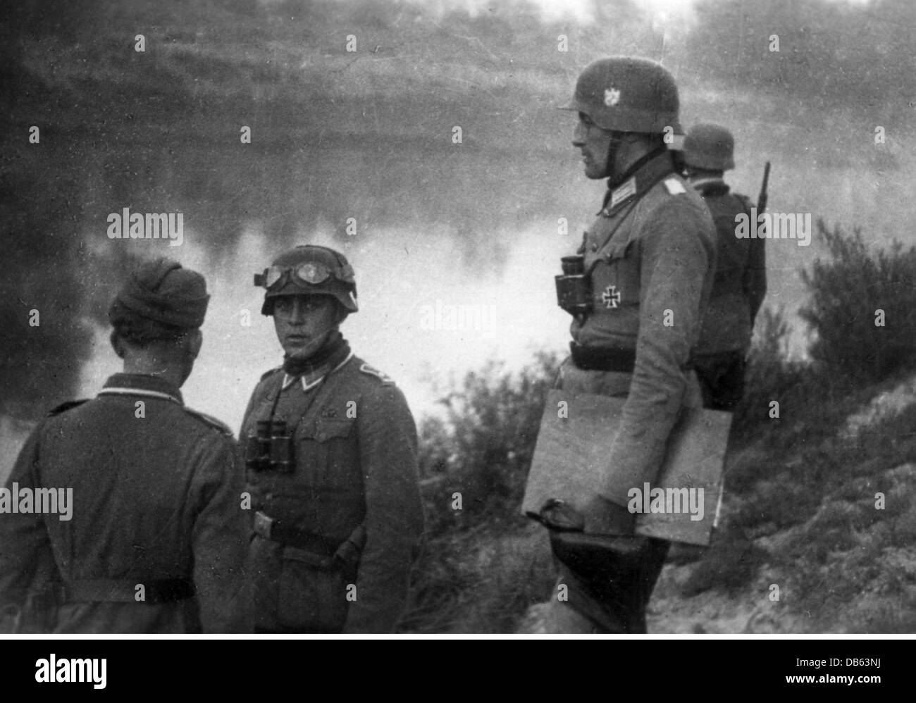 Ereignisse, 2. Weltkrieg, Sowjetunion, Operation 'Barbarossa' (Deutsche Invasion der Sowjetunion), Heeresgruppenzentrum, Weißrussland, Soldaten des Schützenregiments 74 (19. Panzerdivision) am Ufer der Drisa, 13.7.1941, rechts (mit Karte): Major Krieg, der Kommandeur des 1. Batallions (am 29.12.1941 in Aktion getötet), Zusatz-Rechte-Clearences-nicht verfügbar Stockfoto