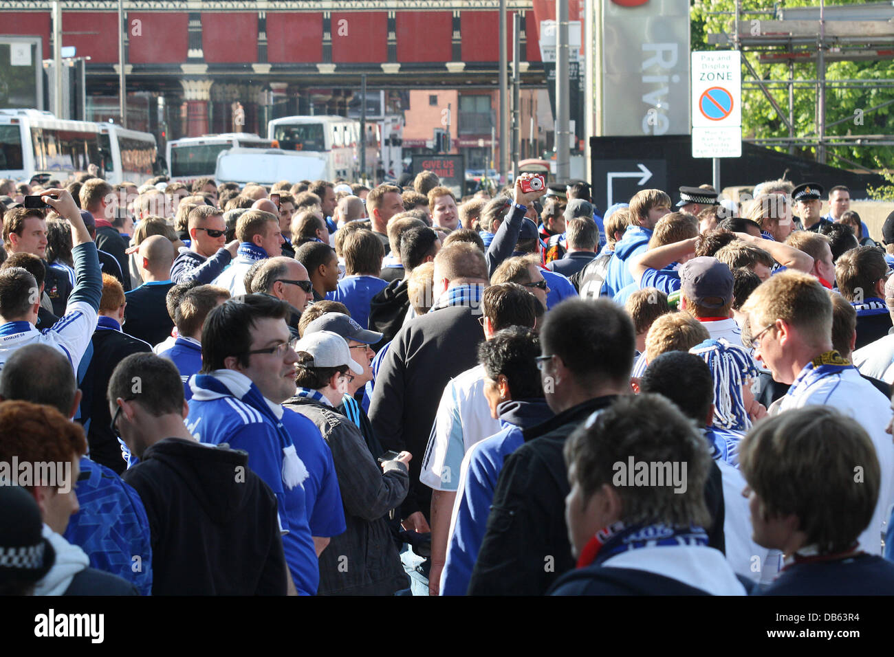 FC Schalke 04 Fans/Anhänger kommen in Manchester vor Champions League Halbfinalspiel gegen Manchester United Manchester, England - 04.05.11 Stockfoto