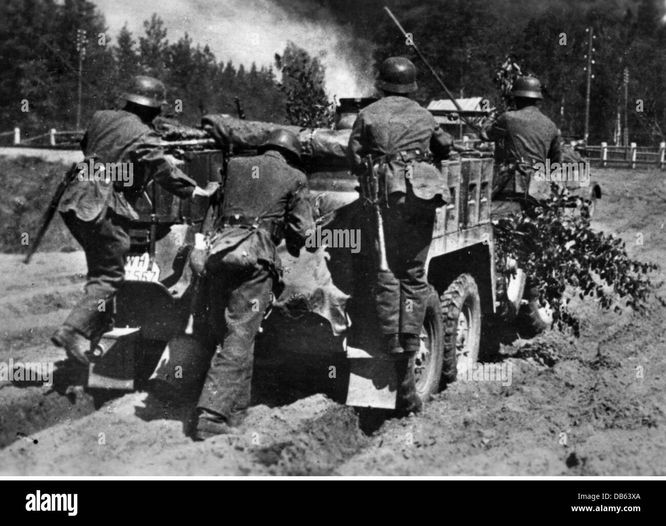 Soldiers Of The 19th Panzer Division With A Stockfotos & Soldiers Of