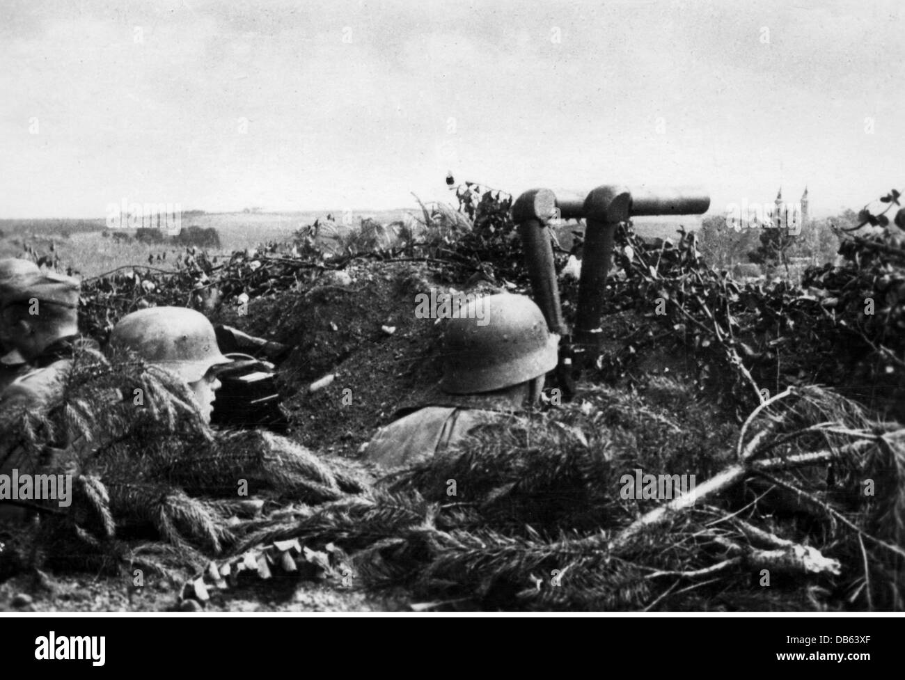 Ereignisse, 2. Weltkrieg, Sowjetunion, Operation 'Barbarossa' (Deutsche Invasion der Sowjetunion), Heeresgruppenzentrum, Weißrussland, Soldaten der 19. Panzerdivision mit Teleskop in einem Beobachtungsposten bei Traby, Ende Juni 1941, Zusatzrechte-Clearences-nicht verfügbar Stockfoto