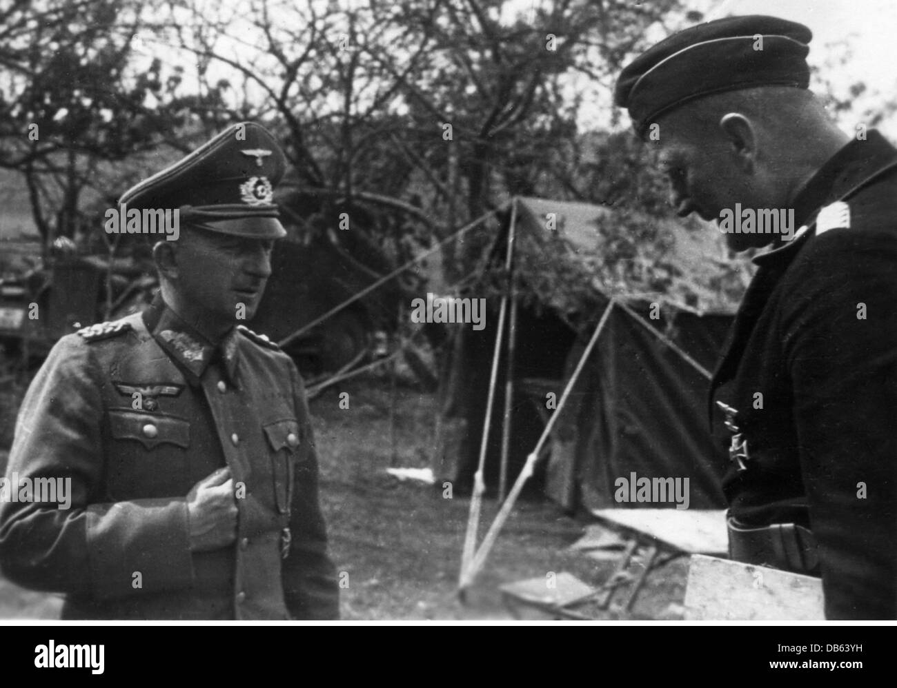Ereignisse, 2. Weltkrieg, Sowjetunion, Operation 'Barbarossa' (Deutsche Invasion der Sowjetunion), Heeresgruppenzentrum, Weißrussland, General Otto von Knobelsdorff, Kommandant der 19. Panzerdivision, Briefing Major Walter Mecke, Kommandant des 1. Bataillons/Panzerregiments 27, Sommer 1941, Zusatzrechte-Clearences-nicht verfügbar Stockfoto