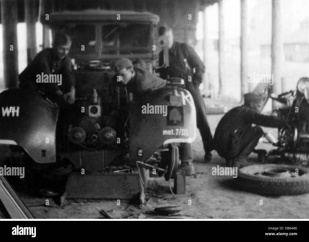 Nationalsozialismus / Nationalsozialismus, Organisationen, Reichsarbeitsdienst, Mitglieder einer Reichsarbeitsdiensteinheit, im Einsatz an der Ostfront, Reparatur eines Fahrzeugs, Sommer 1941, Zusatzrechte-Abfertungen-nicht vorhanden Stockfoto