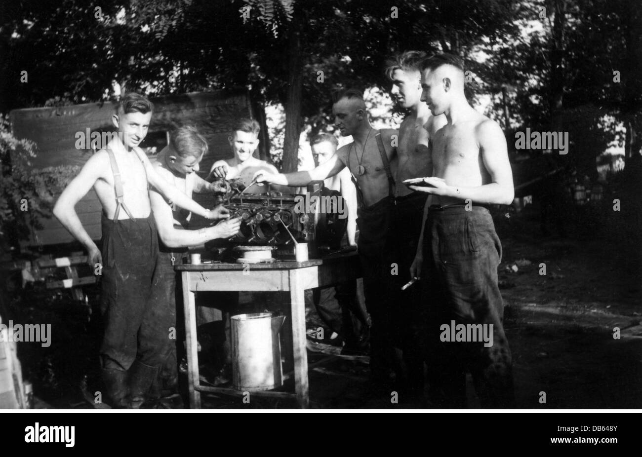Nationalsozialismus / Nationalsozialismus, Organisationen, Reichsarbeitsdienst, Mitglieder einer Reichsarbeitsdiensteinheit, im Einsatz an der Ostfront, Reparatur eines Motors, wohl Sommer 1941, Zusatzrechte-Abfertungen-nicht vorhanden Stockfoto