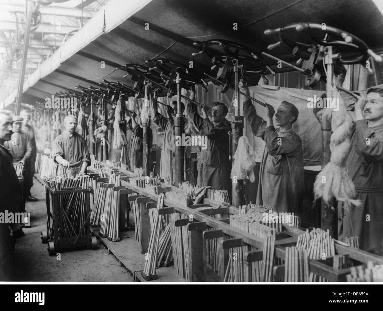 veranstaltungen-ersten-weltkrieg-wwi-1914-1918-deutschland-rustungsindustrie-arbeiter-in-einer-gewehrfabrik-begradigen-fasser-fur-gewehre-und-db659a.jpg