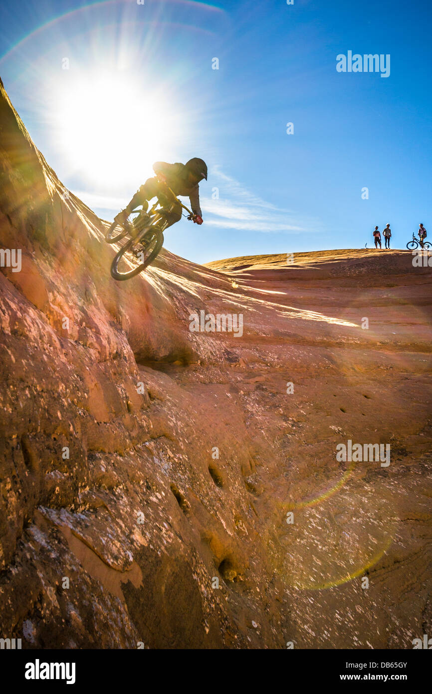 Tyson Swasey Mountainbiken in dem Bartlett-Waschplatz in der Nähe von Moab, Utah. Stockfoto