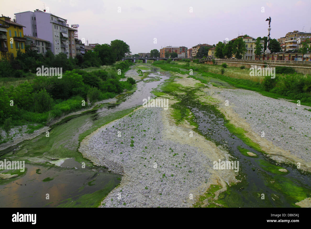 Parma-Fluss, einen großen Strom von 92 km Länge, der beginnt im toskanisch-emilianischen Apennin und in Parma Tal fließt. Stockfoto