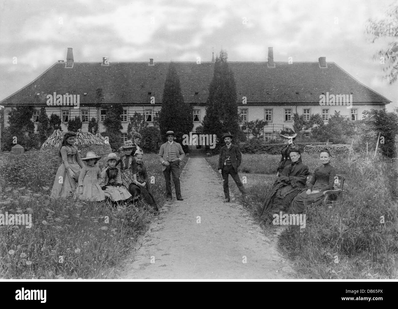 Architektur Kirchen Und Kloster Deutschland Niedersachsen Kloster Wuelfinghausen Besucher Posieren Fur Ein Gruppenbild Vor Dem Internat Mai 10 Zusatz Rechte Clearences Nicht Vorhanden Stockfotografie Alamy