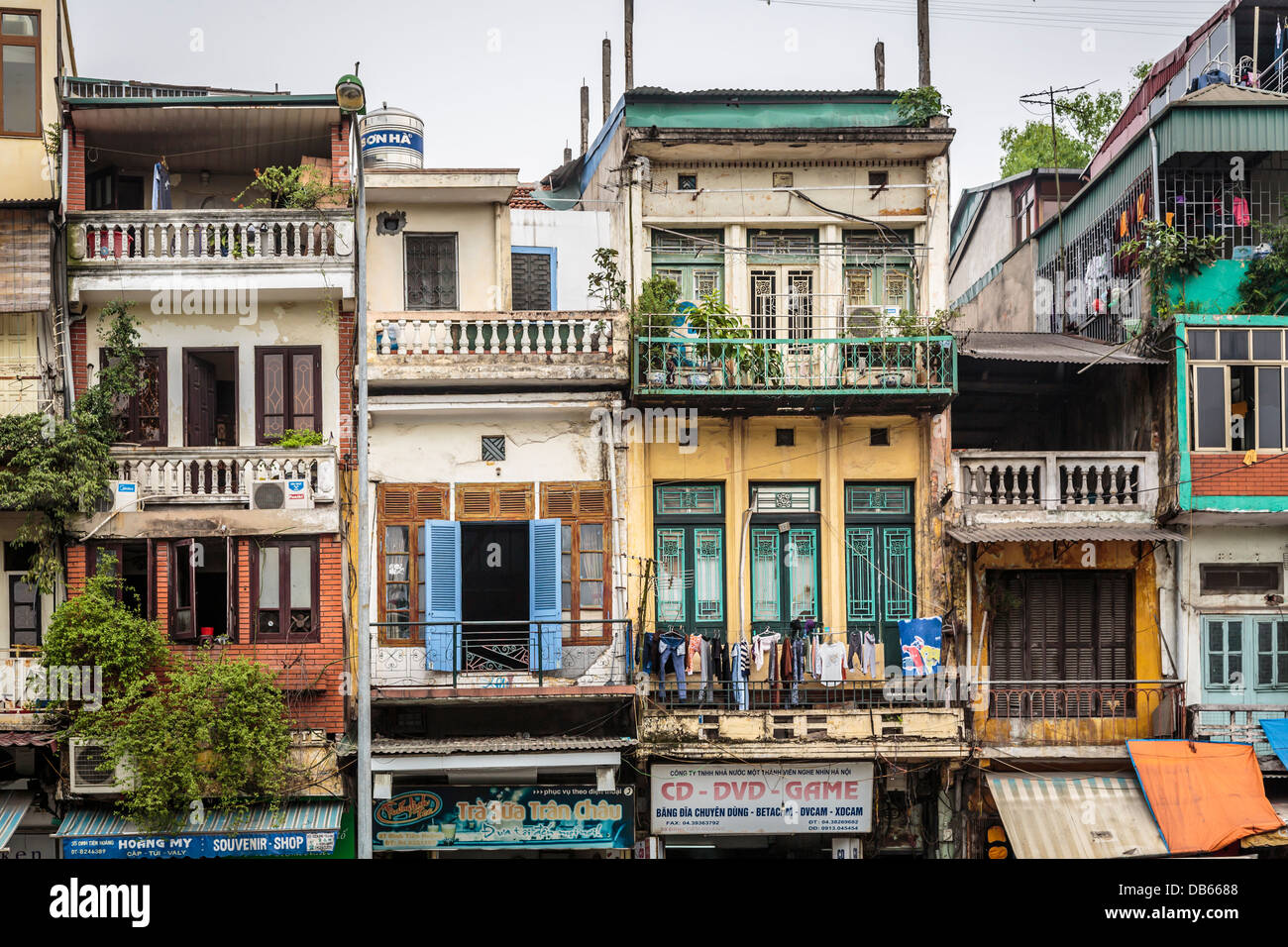 Architektur des Gebäudes und eine Straße im alten Viertel von Hanoi, Vietnam, Asien. Stockfoto