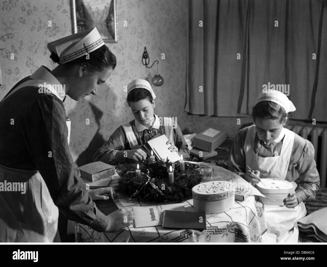 Nationalsozialismus, Organisationen, nationalsozialistische Volkswohlfahrt, NSV, NSV-Krankenschwestern, die in einem Feldlazarett Vorbereitungen für weihnachten treffen, um 1942, Zusatzrechte-Clearences-nicht vorhanden Stockfoto