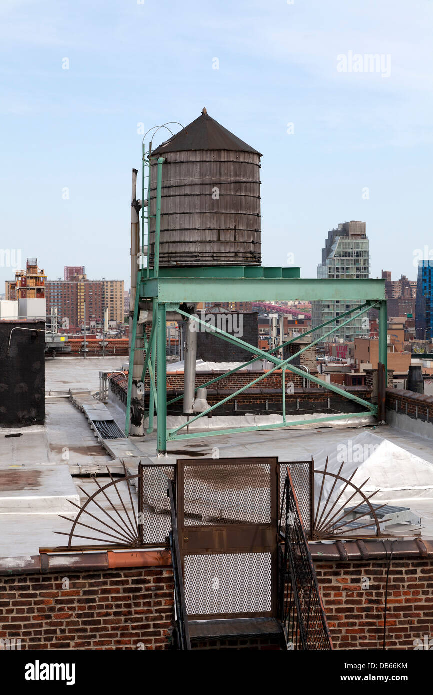 Vorratsbehälter für Wasser auf dem Dach in New York City Stockfoto