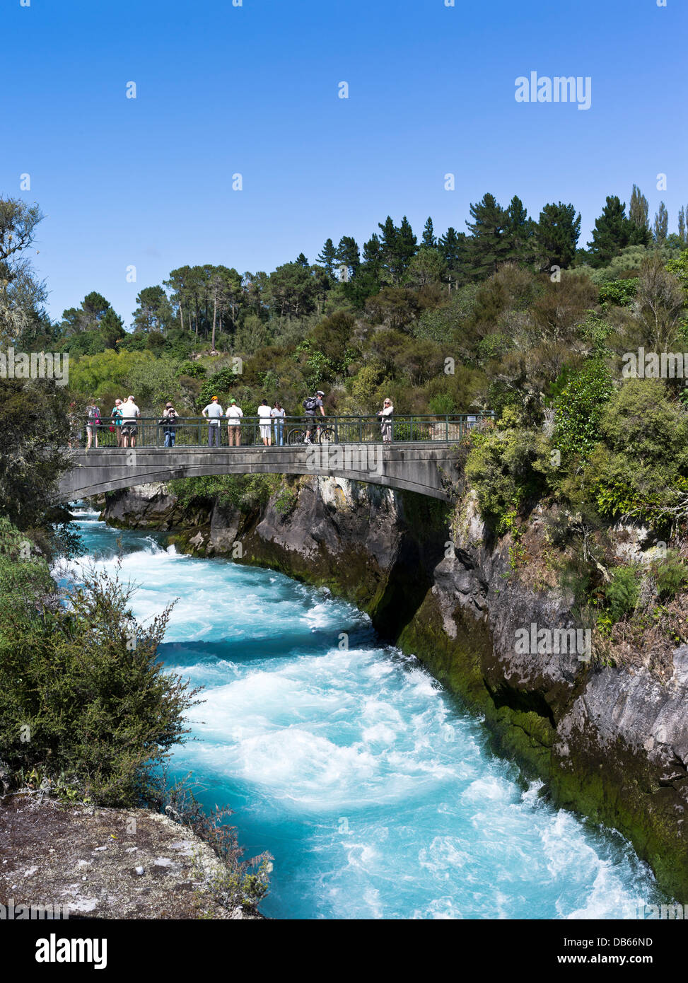 dh Huka Falls Waikato River TAUPO NEUSEELAND Touristen betrachten Wasserfälle Wasserschnellen Brücke fallen Menschen Sehenswürdigkeiten Spaziergang Stockfoto