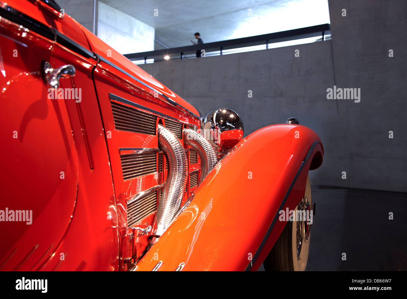 Alten Rennwagen mit Blick auf Mobile Mann Stockfoto