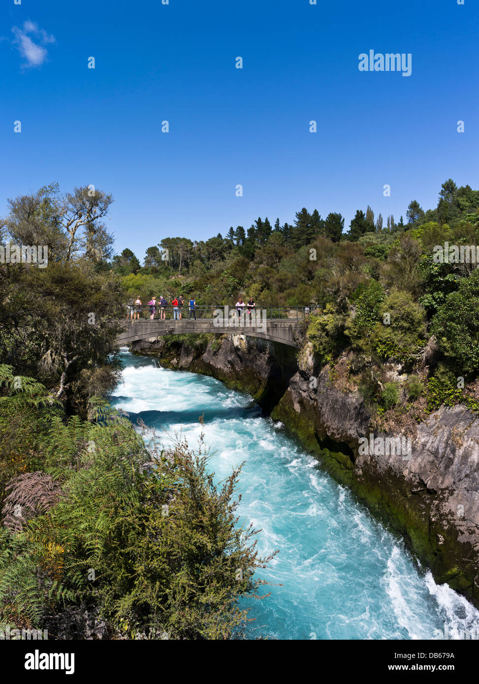 dh Huka Falls TAUPO NEUSEELAND Touristen betrachten Waikato River Wasserfälle Stromschnellen Brücke Wasserfall Gehweg See Spaziergang Stockfoto