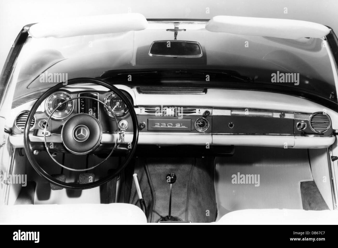 Transport / Transport, Autos, Mercedes-Benz 230 SL Cabriolet, Armaturenbrett, 1961, Zusatzrechte-Abstände-nicht vorhanden Stockfoto
