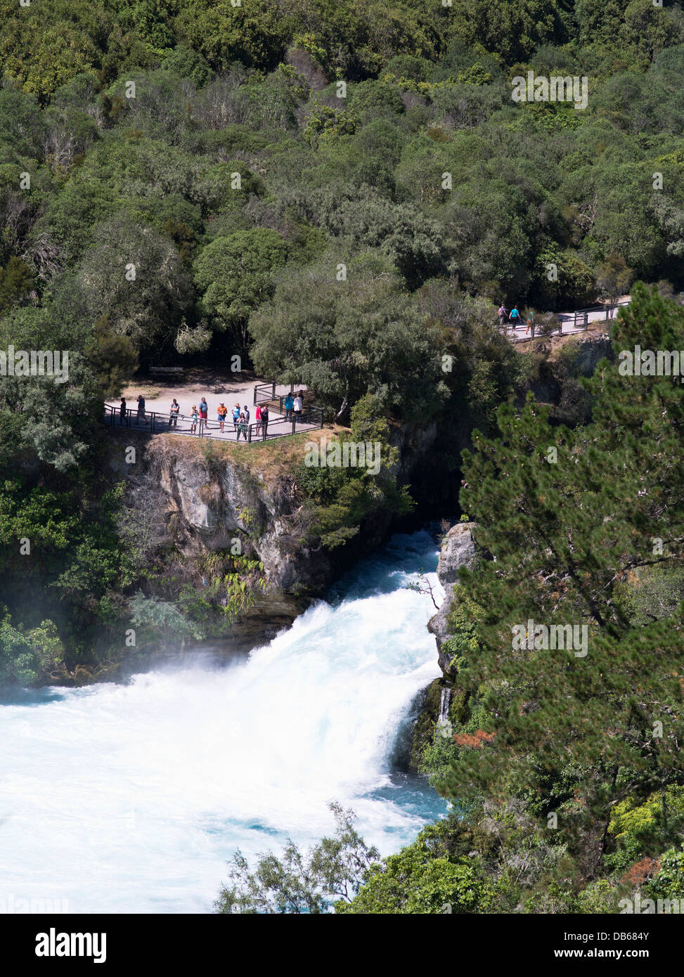 dh Huka Falls TAUPO NEUSEELAND Touristen beobachten Waikato River Wasserfall Wasserschnellen Touristen See Stockfoto