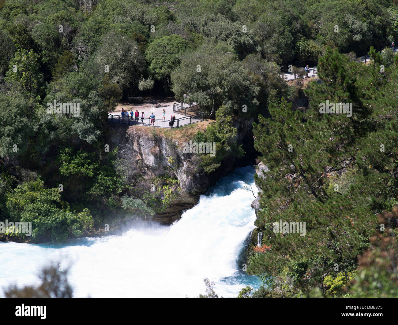 dh Huka Falls TAUPO NEUSEELAND Touristen betrachten den Wasserfall des Waikato River, Stromschnellen, Aussichtssicht, landschaftlich schöner See Stockfoto