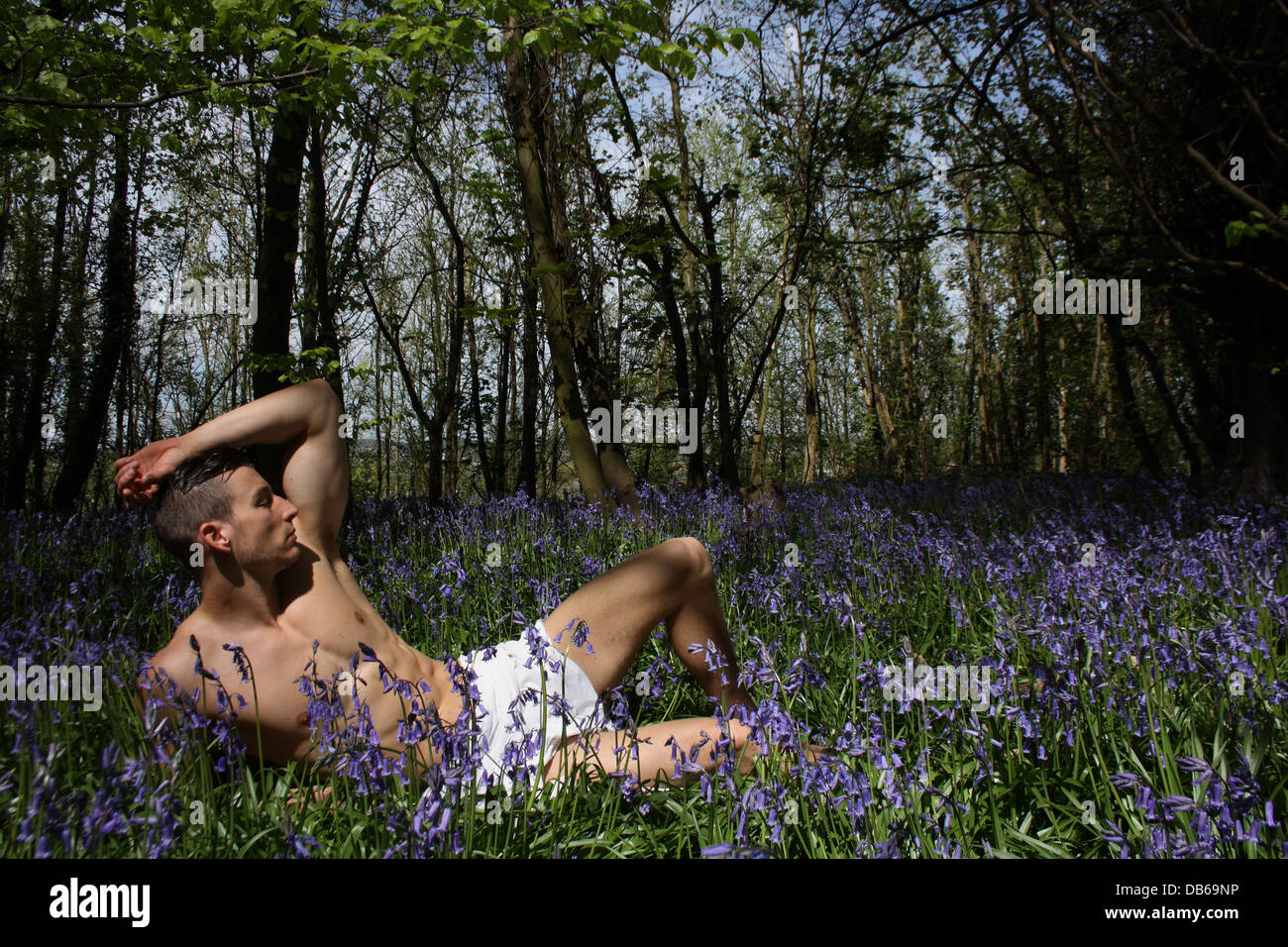 Ein männliches Model in einem Lavendelfeld. Stockfoto