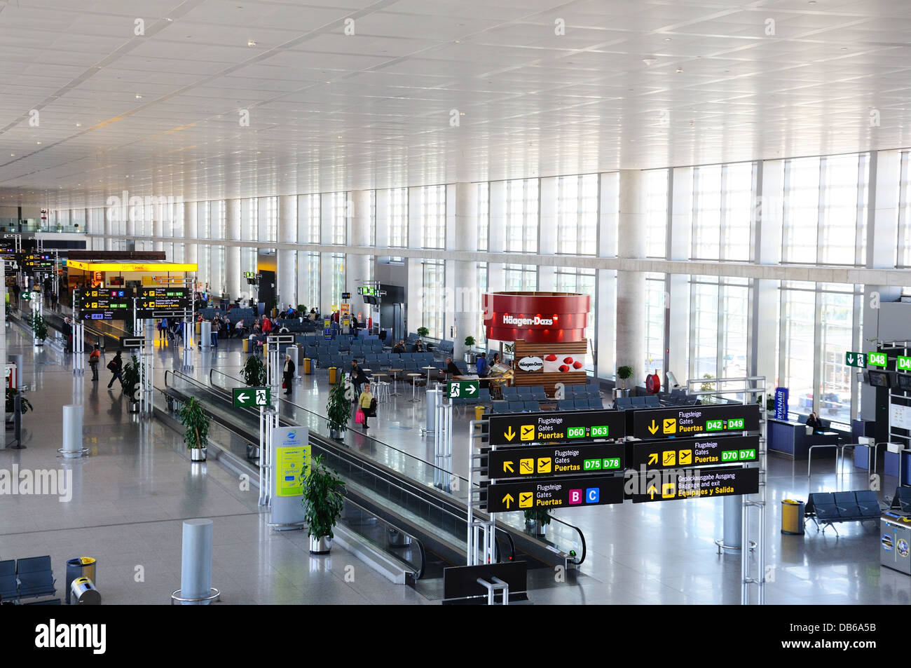 Erhöhten Blick ins Innere der Luftseite Abflughalle, Terminal 3 ...