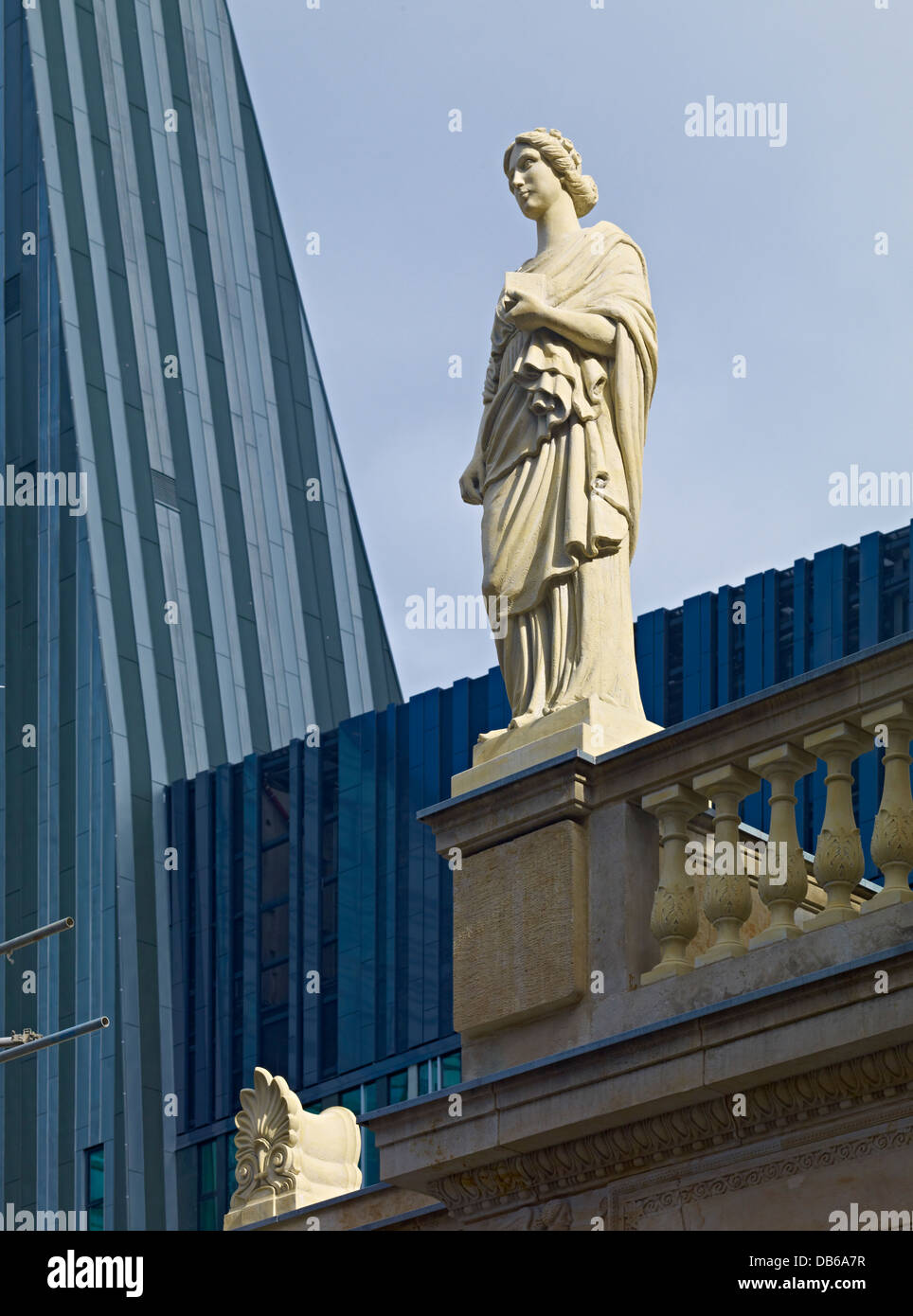 Wiederaufbau der Universität mit Abbildung von Schinkeltor, Leipzig, Sachsen, Deutschland Stockfoto