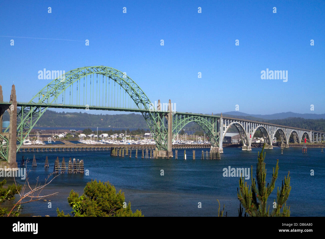 Yaquina Bay Bridge überspannt die Yaquina Bay in Newport, Oregon, USA. Stockfoto