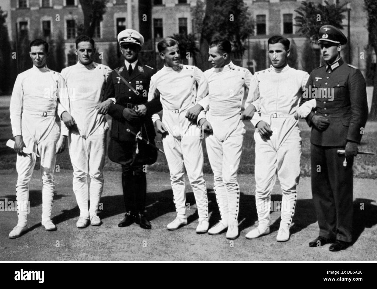 Sport, moderner Fünfkampf, Meisterschaft in Budapest, Ungarn, deutsche Mannschaft (von links): 1. Leutnant Birk, 1. Leutnant Gotthard Handrick, Kapitän Heigl, Leutnant Puettmann, Leutnant Cramer, Leutnant Hermann Lemp, Leutnant Schreiber, Athleten, Athlet, Deutsche Streitkräfte, Wehrmacht, Luftwaffe, Armee, Offiziere, Militär, Deutschland, 1930er, 20. Jahrhundert, historisch, Menschen-Clearences nicht verfügbar Stockfoto