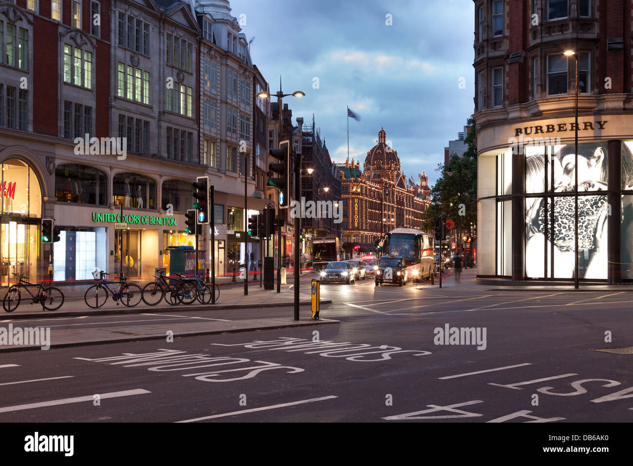 Knightsbridge in der Nacht, Designer-Läden und Harrods, London, England Stockfoto