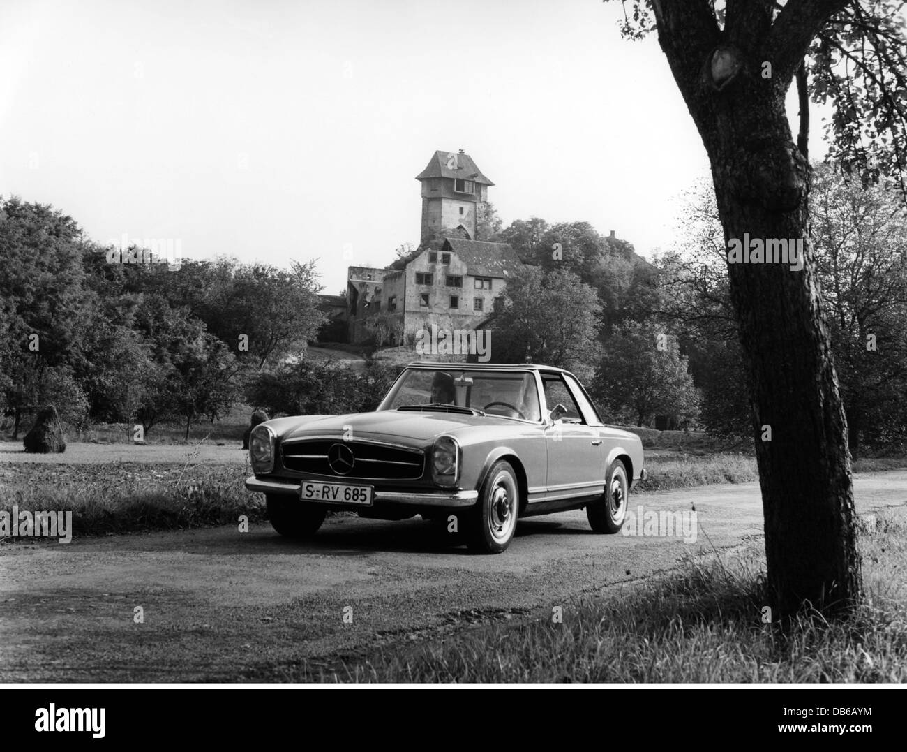 Transport / Transport, PKW, Fahrzeugvarianten, Mercedes-Benz 230 SL, vor Schloss Sponeck, Baden-Württemberg, 1963, Zusatzrechte-Abfertigung-nicht vorhanden Stockfoto