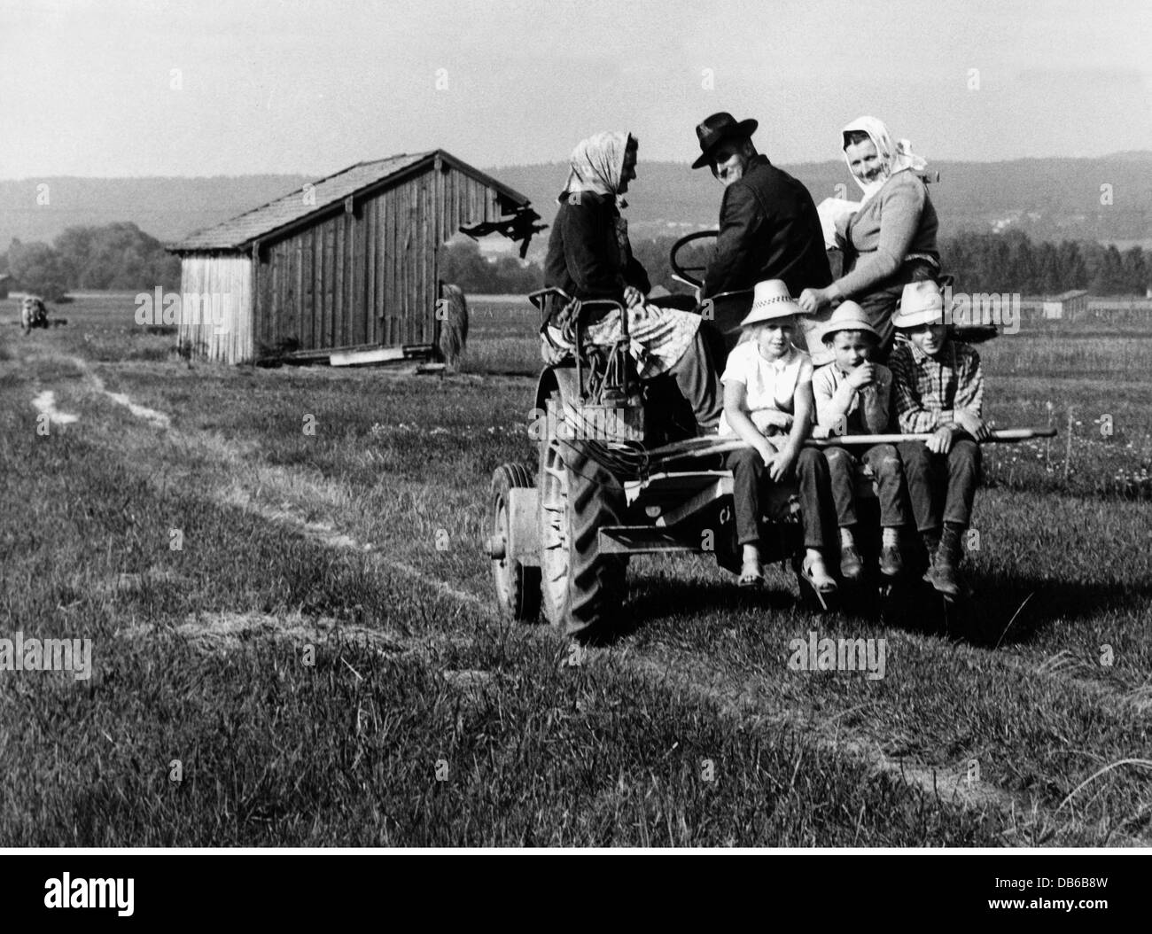 Landwirtschaft, Bauern, Familie auf einem Traktor, Weilheim, Oberbayern, 1970er Jahre, Zusatz-Rechteklärung-nicht vorhanden Stockfoto