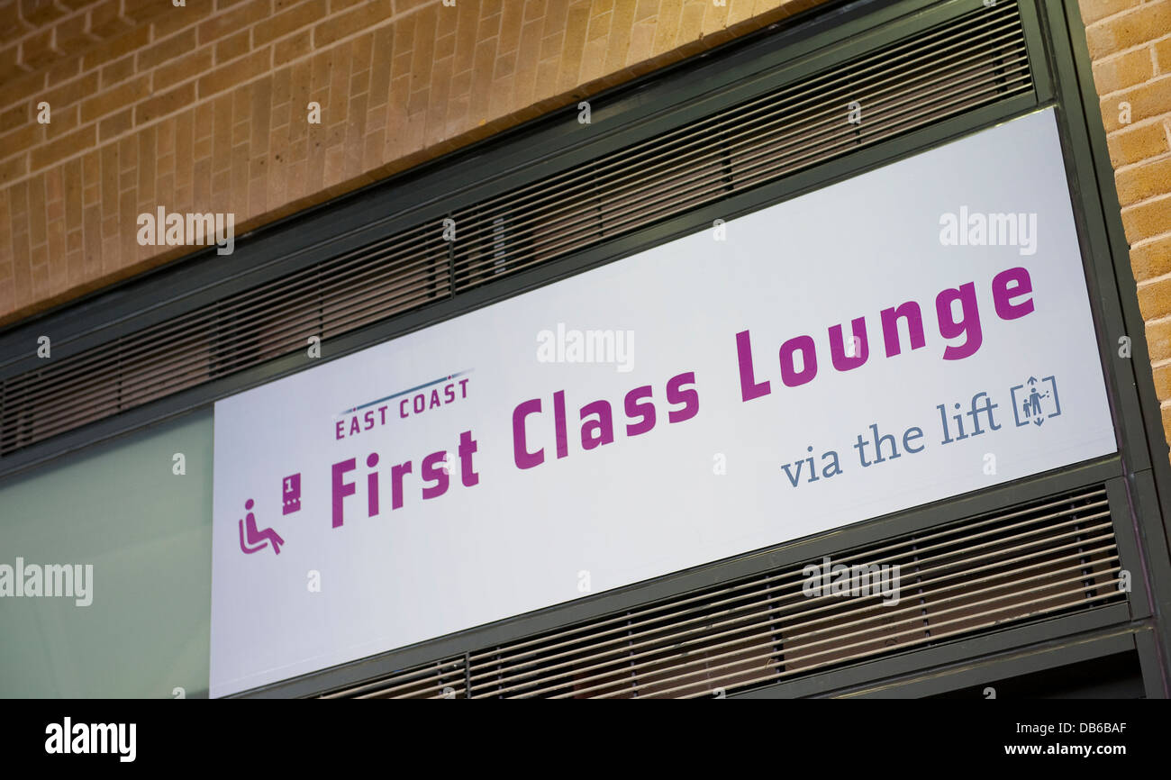 Melden Sie sich für die Ostküste Züge First Class Lounge am Bahnhof Kings Cross Railway, London, England. Stockfoto