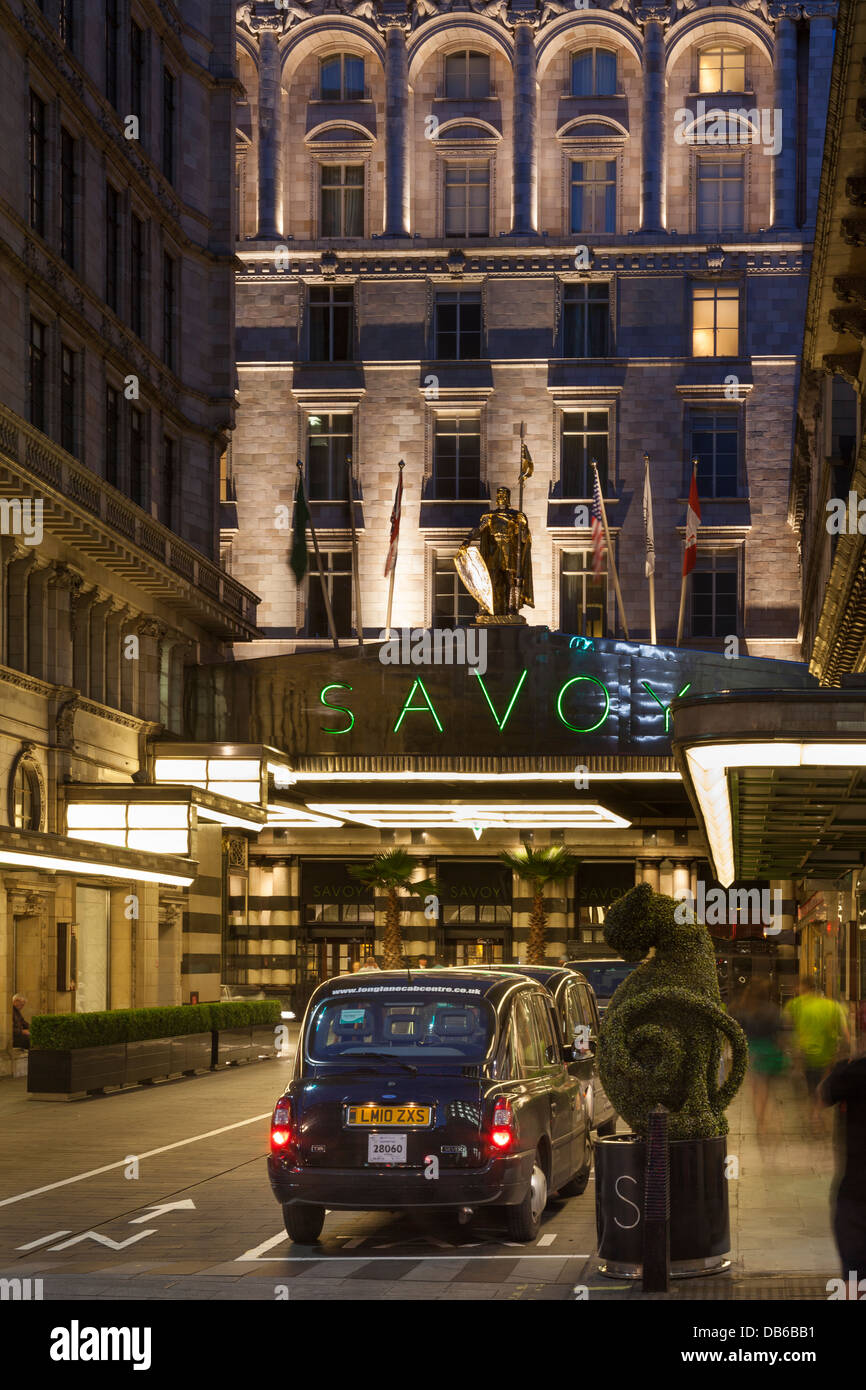 Das Savoy Hotel bei Nacht, The Strand, London, England Stockfoto