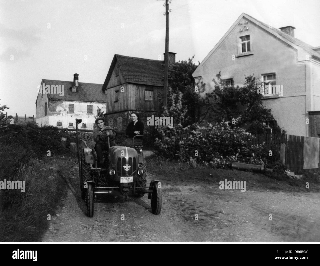 Landwirtschaft, Bauern, Paar auf einem Traktor, Bezirk Rehnau, Oberfranken, Bayern, 60er Jahre, Zusatz-Rechte-Clearences-nicht vorhanden Stockfoto