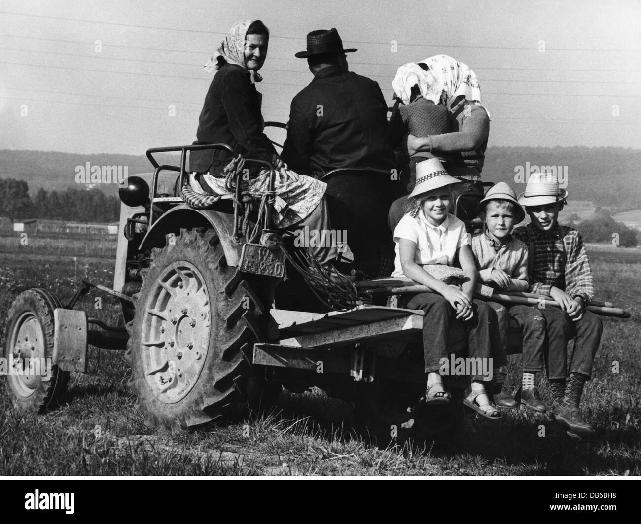 Landwirtschaft, Bauern, Familie auf einem Traktor, Weilheim, Oberbayern, 1970er Jahre, Zusatz-Rechteklärung-nicht vorhanden Stockfoto