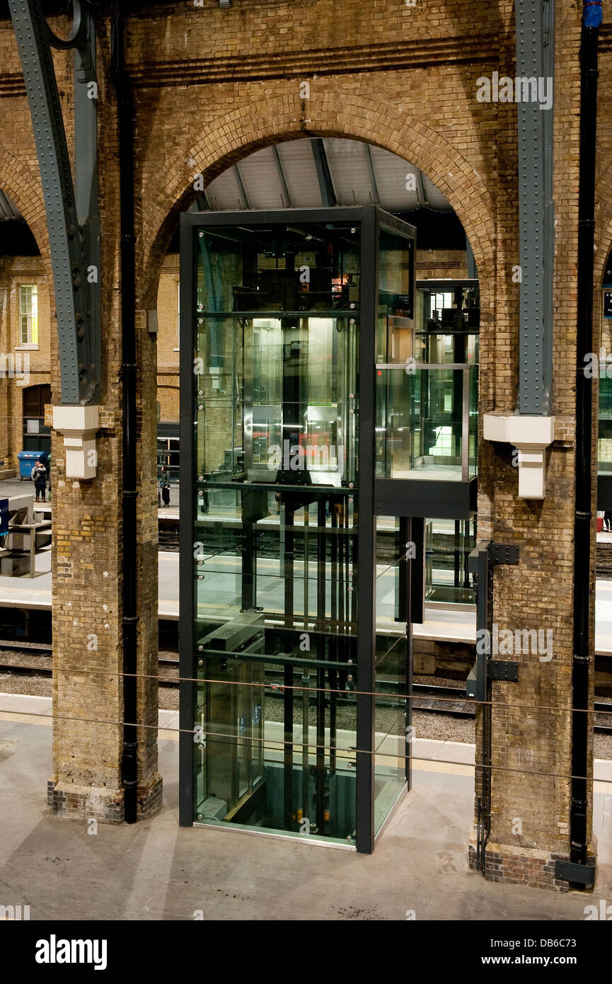 Glaslift im Bereich Plattform des Kings Cross Railway Station, London, England. Stockfoto