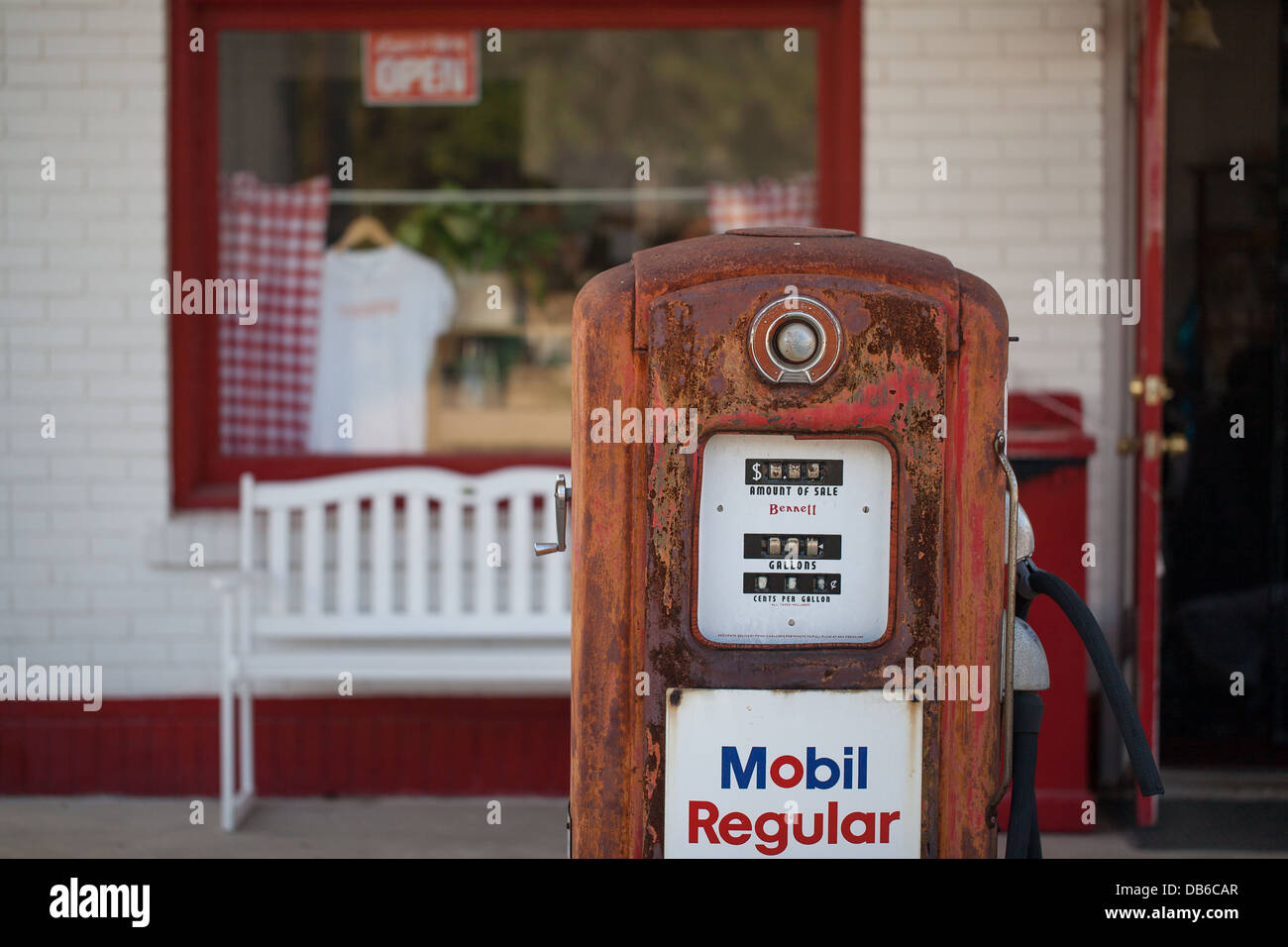 Antike Tankstelle und Mobil-Zapfsäule Stockfoto