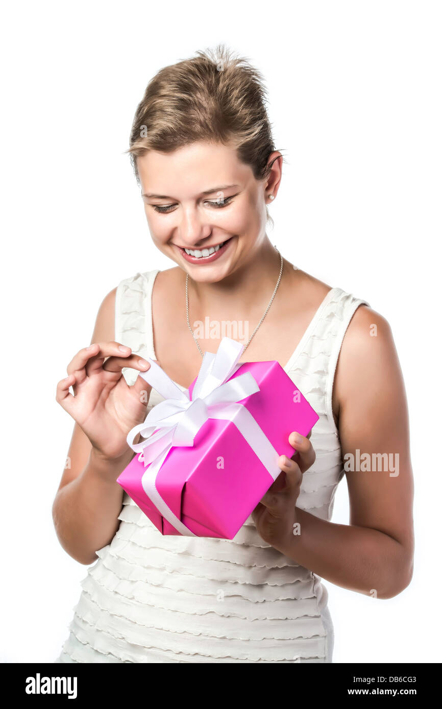 Junge hübsche Frau hält ein Geschenk und packt es isoliert auf weißem Hintergrund Stockfoto