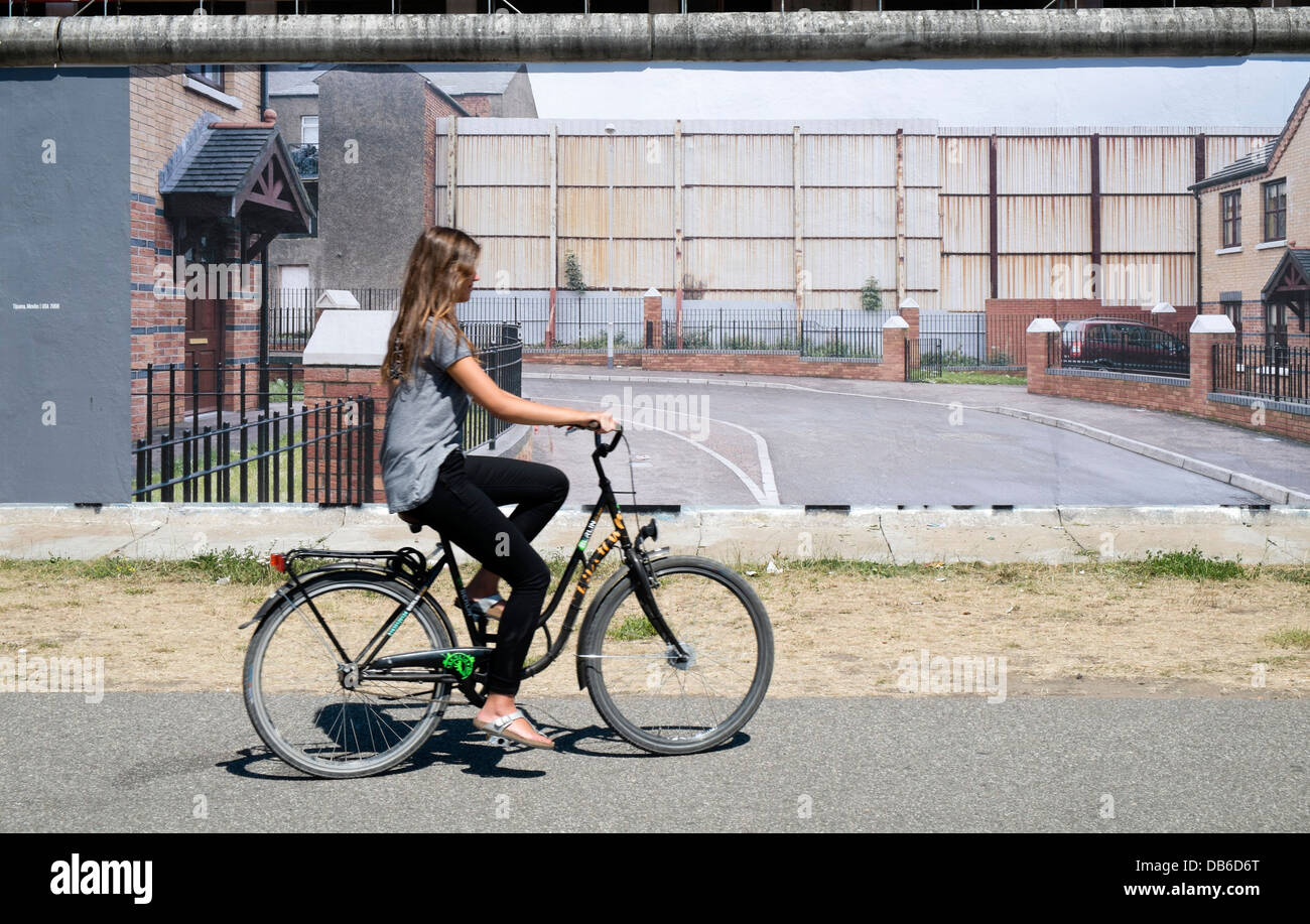 Fotografie Ausstellung von Kai Wiedenhofer Wand an Wand angezeigt auf Berliner Mauer an der East Side Gallery in Berlin Deutschland Stockfoto