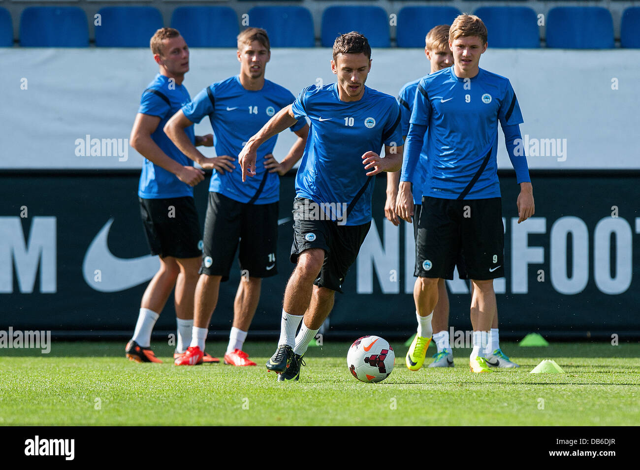 Sergej Rybalka (Mitte) von Slovan Liberec wird beim Training vor dem Spiel der Europa League, 2. Vorrunde, Slovan Liberec gegen Skonto Riga in Liberec, Tschechische Republik, 23. Juli 2013 gesehen. (CTK Foto/Radek Petrasek) Stockfoto